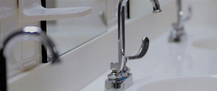 Sinks in and mirror in a bathroom